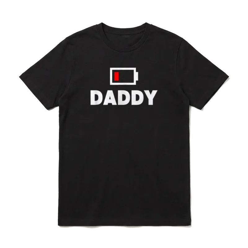 Papa Akku leer Lustiges T-Shirt – DADDY Schriftzug unter rotem Akkustand Symbol – Klassisches T-Shirt in Schwarz