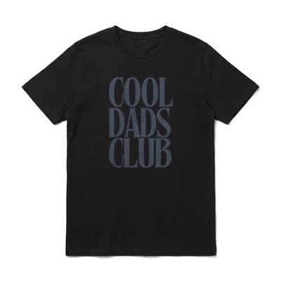 Cool Dads Club Vatertagsgeschenk T-Shirt – Schriftzug „Cool Dads Club“ in drei Zeilen – Klassisches T-Shirt in Schwarz