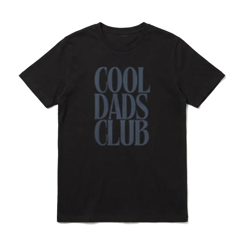 Cool Dads Club Vatertagsgeschenk T-Shirt – Schriftzug „Cool Dads Club“ in drei Zeilen – Klassisches T-Shirt in Schwarz