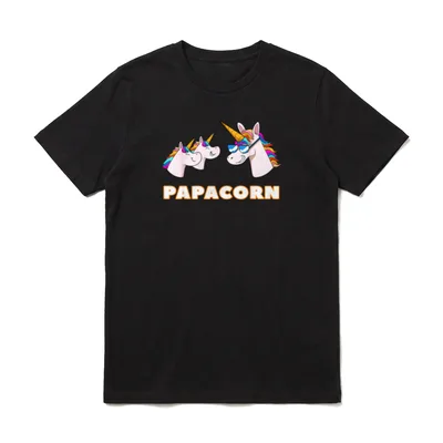 Papacorn Papa 2 Papa T-Shirt – Drei bunte Einhörner mit Sonnenbrille und Schriftzug PAPACORN – Klassisches T-Shirt in Schwarz