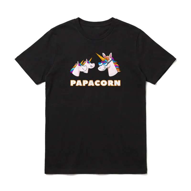 Papacorn Papa 2 Papa T-Shirt – Drei bunte Einhörner mit Sonnenbrille und Schriftzug PAPACORN – Klassisches T-Shirt in Schwarz