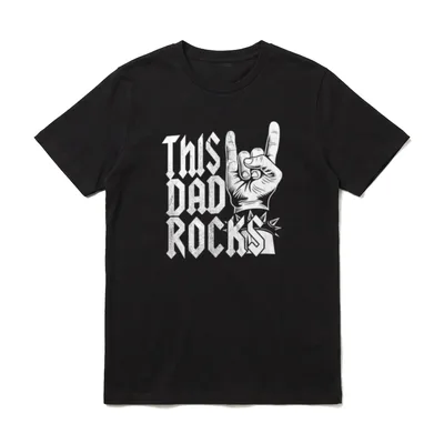 This Dad Rocks Rockhand T-Shirt – Weißer Teufelsgruß neben THIS DAD ROCKS in Gothic-Schrift – Klassisches T-Shirt in Schwarz