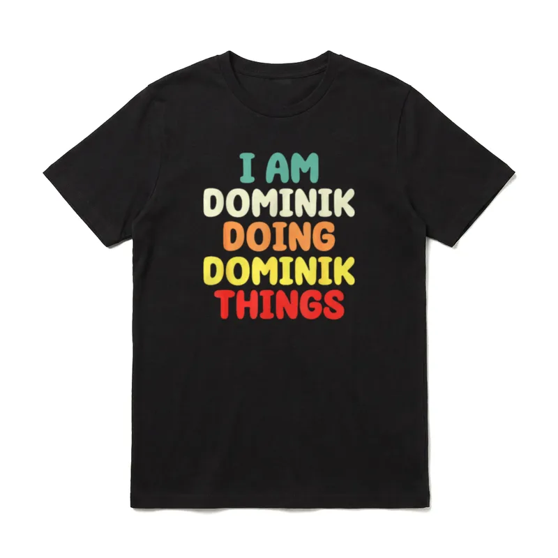 I Am Dominik Doing T-Shirt – Klassisches T-Shirt in Schwarz