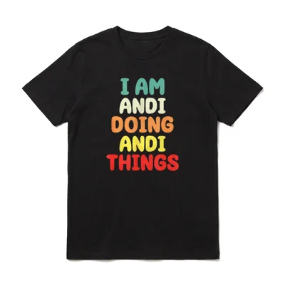 I Am Andi Doing T-Shirt – Bunter Schriftzug I AM ANDI DOING ANDI THINGS in Regenbogenfarben – Klassisches T-Shirt in Schwarz