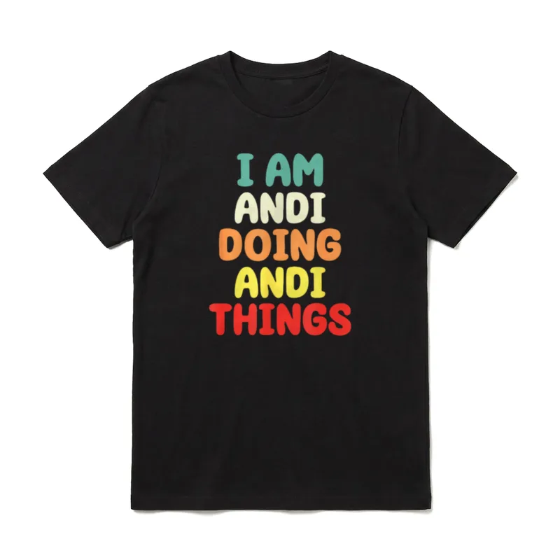 I Am Andi Doing T-Shirt – Bunter Schriftzug I AM ANDI DOING ANDI THINGS in Regenbogenfarben – Klassisches T-Shirt in Schwarz