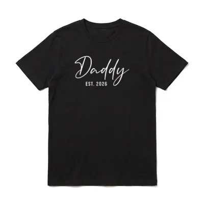 Daddy Est. 2026 New T-Shirt – Schriftzug Daddy EST. 2026 in weißer Kursive auf dunklem Grund – Klassisches T-Shirt in Schwarz