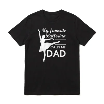 Ballerina Dad Ballet Dancer T-Shirt – Ballerina in Spitzenpose, Schriftzug „Calls Me Dad“ – Klassisches T-Shirt in Schwarz