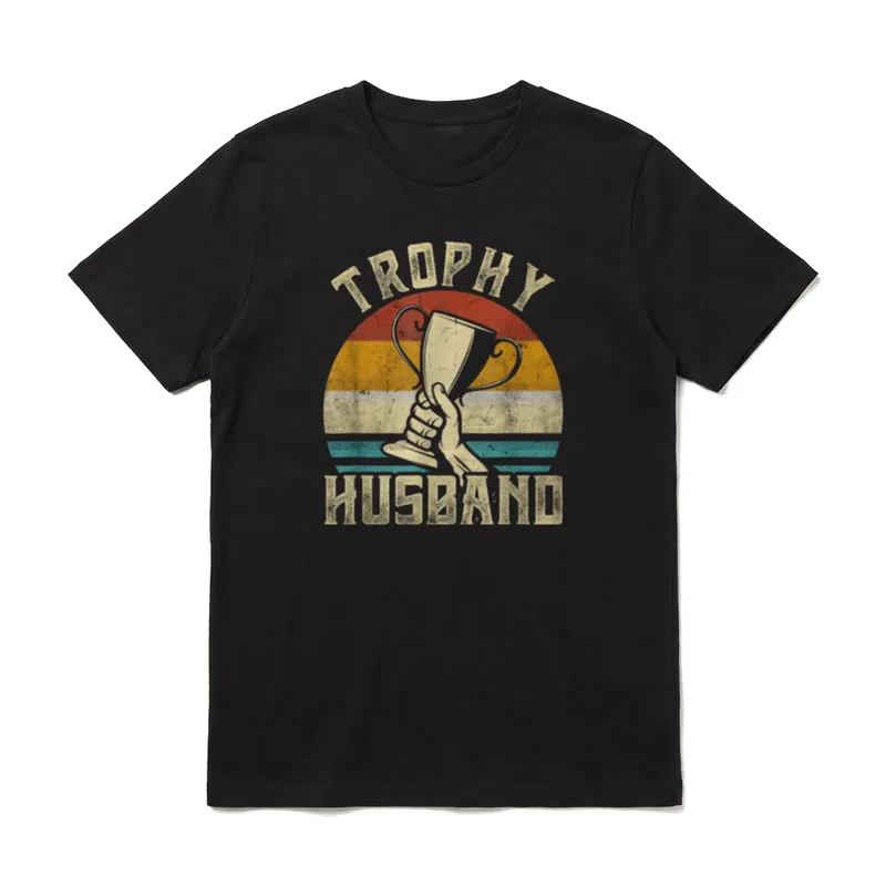 Ehemann Trophäe Cool Dad T-Shirt – Hand hält Pokal, Schriftzug TROPHY HUSBAND, Retro-Sonne – Klassisches T-Shirt in Schwarz