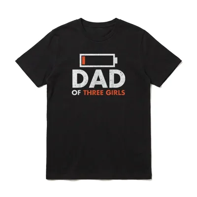 Lustiger Vater von drei T-Shirt – Fast leere Batterie über „Dad of three girls“ – Klassisches T-Shirt in Schwarz