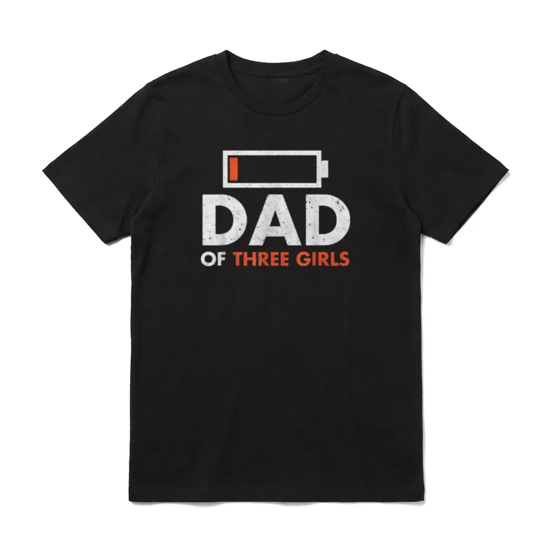 Lustiger Vater von drei T-Shirt – Fast leere Batterie über „Dad of three girls“ – Klassisches T-Shirt in Schwarz