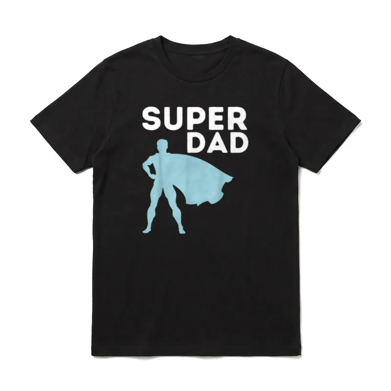 SUPER DAD Papa Papi T-Shirt – Schriftzug SUPER DAD über Silhouette mit Umhang – Klassisches T-Shirt in Schwarz