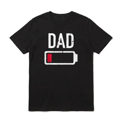 Papa Vater Batterie T-Shirt – „DAD“ über Batteriesymbol mit rotem Restbalken – Klassisches T-Shirt in Schwarz
