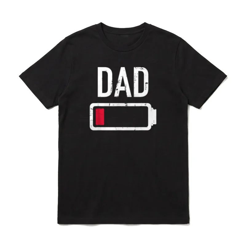 Papa Vater Batterie T-Shirt – „DAD“ über Batteriesymbol mit rotem Restbalken – Klassisches T-Shirt in Schwarz