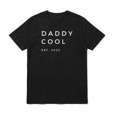 DADDY COOL EST 2023 T-Shirt – Weißer Schriftzug DADDY COOL EST. 2023 auf dunklem Grund – Klassisches T-Shirt in Schwarz