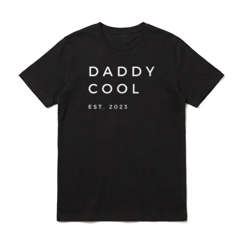 DADDY COOL EST 2023 T-Shirt – Weißer Schriftzug DADDY COOL EST. 2023 auf dunklem Grund – Klassisches T-Shirt in Schwarz