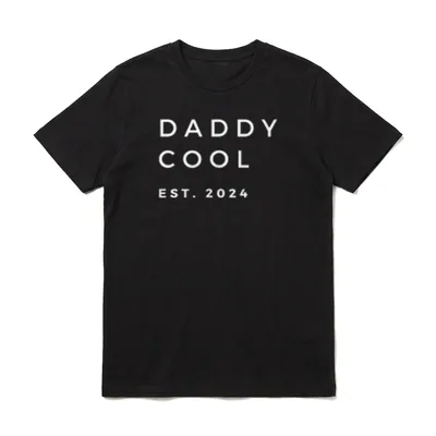 DADDY COOL EST 2024 T-Shirt – Weißer Schriftzug DADDY COOL EST. 2024 – Klassisches T-Shirt in Schwarz