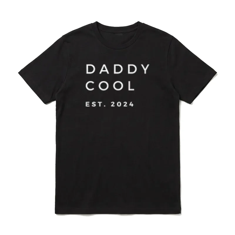 DADDY COOL EST 2024 T-Shirt – Weißer Schriftzug DADDY COOL EST. 2024 – Klassisches T-Shirt in Schwarz