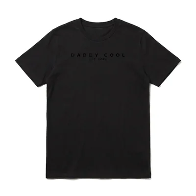 DADDY COOL EST 2024 Weihnachten T-Shirt – Schriftzug DADDY COOL mit Jahreszahl EST. 2024 – Klassisches T-Shirt in Schwarz