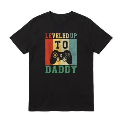 Leveled Up to Daddy T-Shirt – Klassisches T-Shirt in Schwarz