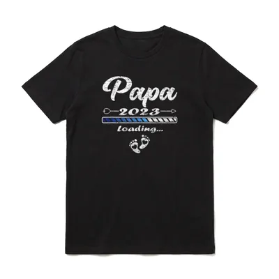 Werdende Papa für werdende Vater T-Shirt – Schriftzug „Papa 2023 Loading...“ mit Babyfüßchen – Klassisches T-Shirt in Schwarz