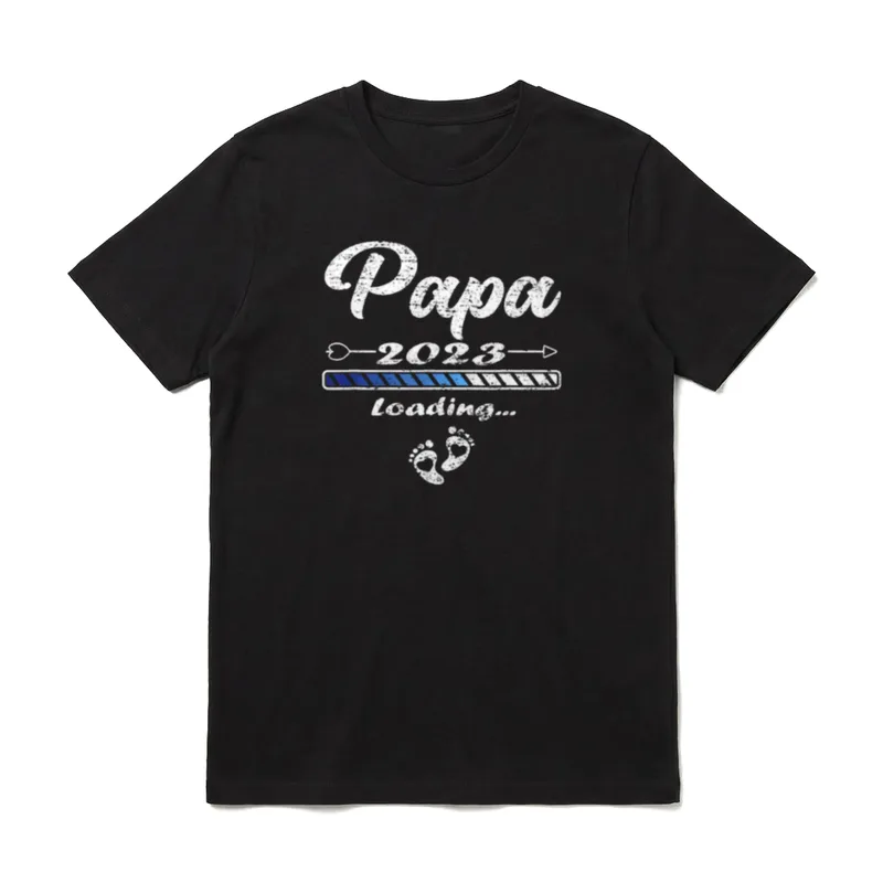 Werdende Papa für werdende Vater T-Shirt – Schriftzug „Papa 2023 Loading...“ mit Babyfüßchen – Klassisches T-Shirt in Schwarz
