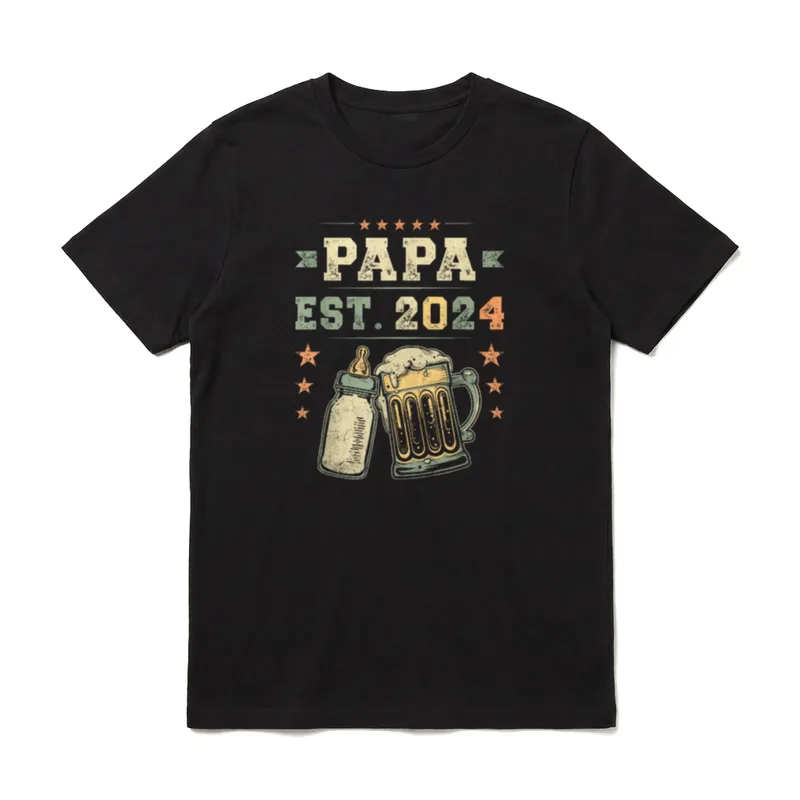 Papa Est. 2024 Neuer T-Shirt – Papa Est. 2024 mit Babyflasche und Bierkrug beim Anstoßen – Klassisches T-Shirt in Schwarz