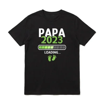 Ich Werde Papa . T-Shirt – PAPA 2023 Loading Balken mit grünen Babyfüßchen – Klassisches T-Shirt in Schwarz