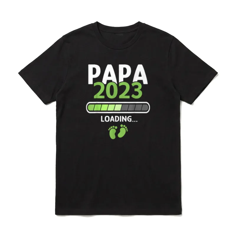 Ich Werde Papa . T-Shirt – PAPA 2023 Loading Balken mit grünen Babyfüßchen – Klassisches T-Shirt in Schwarz