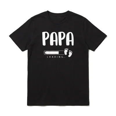 Ich werde Papa Loading T-Shirt – PAPA Text mit Ladebalken und zwei weißen Babyfüßchen – Klassisches T-Shirt in Schwarz