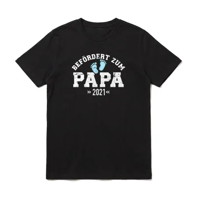 Befördert zum Papa 2021 T-Shirt – Befördert zum Papa 2021 mit blauen Baby-Fußabdrücken – Klassisches T-Shirt in Schwarz
