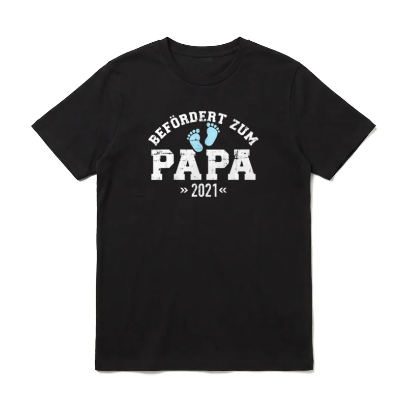Befördert zum Papa 2021 T-Shirt – Befördert zum Papa 2021 mit blauen Baby-Fußabdrücken – Klassisches T-Shirt in Schwarz