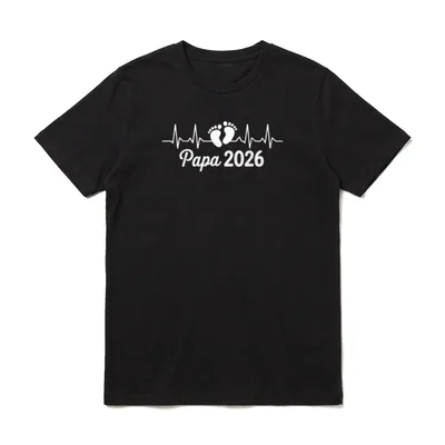 Papa 2026 T-Shirt – Herzschlaglinie mit Babyfüßen und Schriftzug Papa 2026 – Klassisches T-Shirt in Schwarz