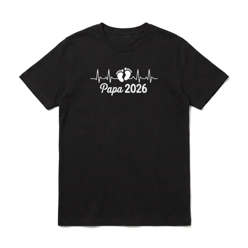 Papa 2026 T-Shirt – Herzschlaglinie mit Babyfüßen und Schriftzug Papa 2026 – Klassisches T-Shirt in Schwarz