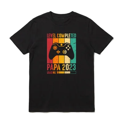 Level Completed Papa 2023 T-Shirt – Retro Gamepad mit Level Completed Papa 2023 Loading Text – Klassisches T-Shirt in Schwarz
