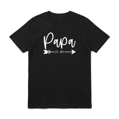 Papa Est 2021 Werdender T-Shirt – Papa EST. 2021 weißer Schriftzug mit Pfeil – Klassisches T-Shirt in Schwarz