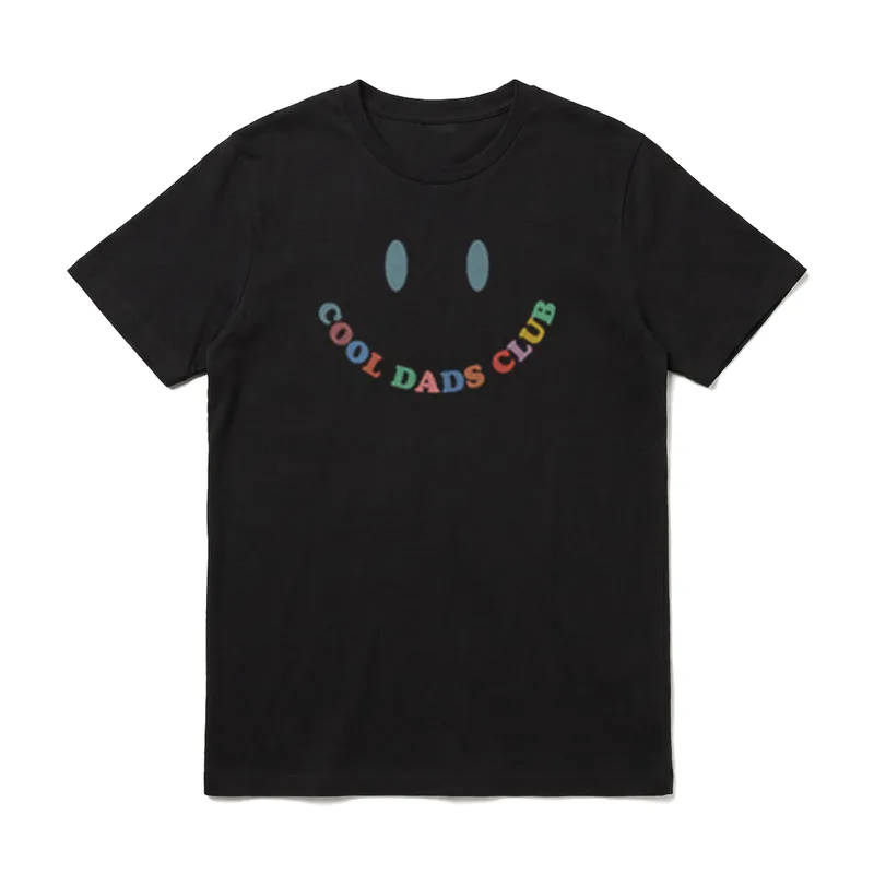 Cool Dads Club T-Shirt – Buntes Smiley mit dem Text COOL DADS CLUB – Klassisches T-Shirt in Schwarz