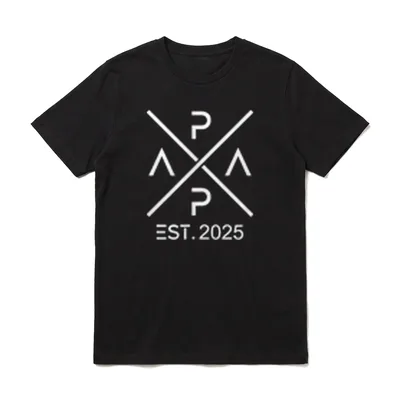 Vater 2025 Papa seit T-Shirt – Grafik PAPA EST 2025 in weißer Schrift auf dunklem Grund – Klassisches T-Shirt in Schwarz