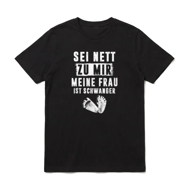 Werdender Vater Sei nett T-Shirt – Weißer Schriftzug mit Babyfüßchen – Klassisches T-Shirt in Schwarz
