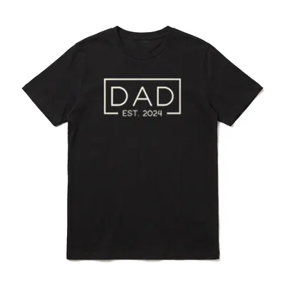 Dad Est. 2024 Logo T-Shirt – DAD EST. 2024 Schriftzug in minimalistischem Rechteckrahmen – Klassisches T-Shirt in Schwarz
