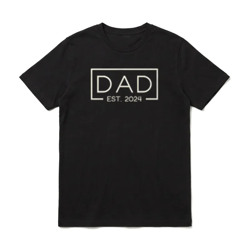 Dad Est. 2024 Logo T-Shirt – DAD EST. 2024 Schriftzug in minimalistischem Rechteckrahmen – Klassisches T-Shirt in Schwarz