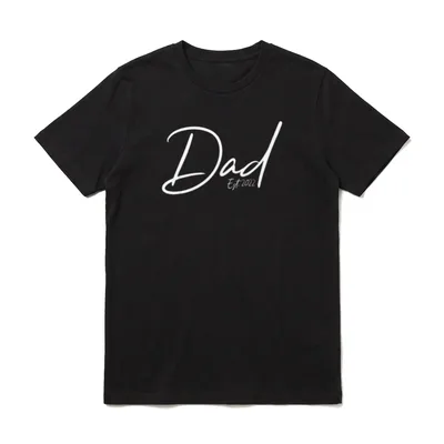 Zum Papa befördert 2022 T-Shirt – Schriftzug „Dad“ mit „Est. 2022“ in weißer Handschrift – Klassisches T-Shirt in Schwarz