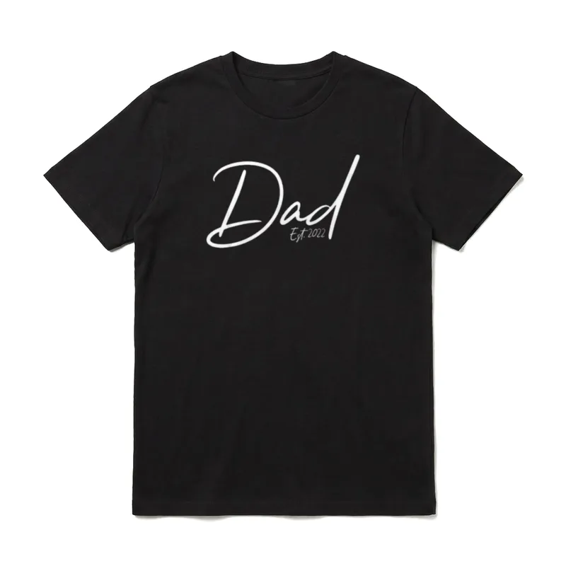 Zum Papa befördert 2022 T-Shirt – Schriftzug „Dad“ mit „Est. 2022“ in weißer Handschrift – Klassisches T-Shirt in Schwarz