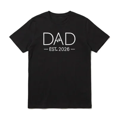 Papa Est 2026 Neuer T-Shirt – DAD Schriftzug mit Babyfüßchen und EST. 2026 darunter – Klassisches T-Shirt in Schwarz