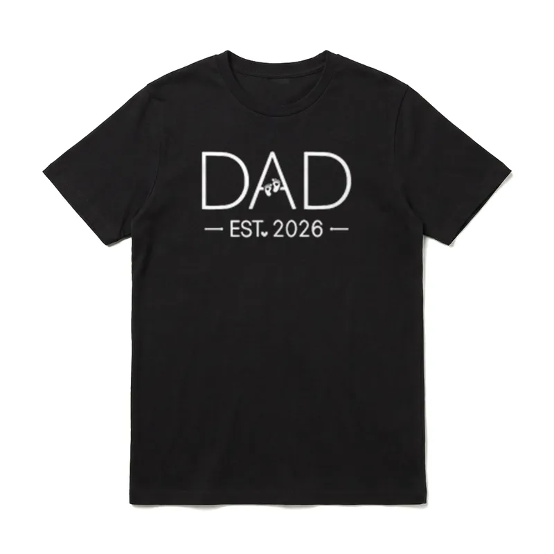 Papa Est 2026 Neuer T-Shirt – DAD Schriftzug mit Babyfüßchen und EST. 2026 darunter – Klassisches T-Shirt in Schwarz
