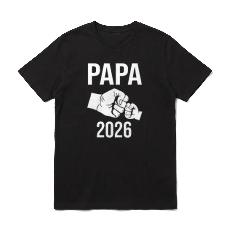 Befördert Zur Papa 2026 T-Shirt – PAPA 2026 Schriftzug mit Fingertipp-Kiss Grafik – Klassisches T-Shirt in Schwarz