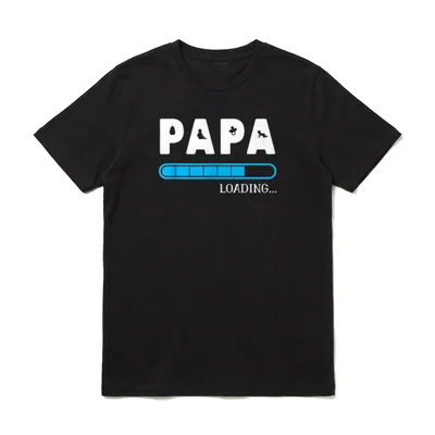 Werdender Vater Papa 2020 T-Shirt – PAPA Schrift mit Baby-Silhouetten und blauem Ladebalken – Klassisches T-Shirt in Schwarz