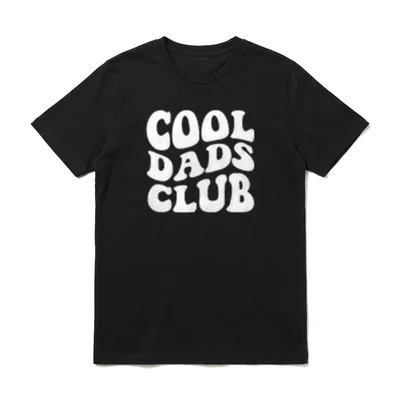 Cool Dads Club Vatertag T-Shirt – Weißer Schriftzug Cool Dads Club auf dunklem Grund – Klassisches T-Shirt in Schwarz
