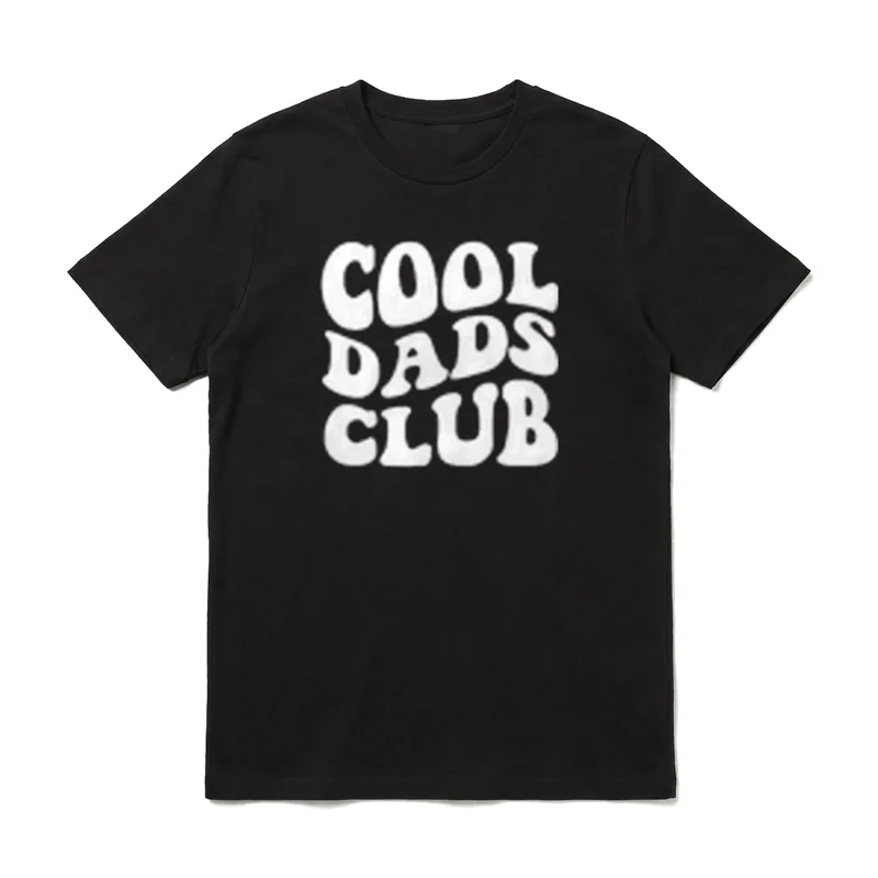 Cool Dads Club Vatertag T-Shirt – Weißer Schriftzug Cool Dads Club auf dunklem Grund – Klassisches T-Shirt in Schwarz