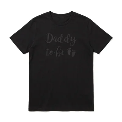 Daddy To Be Dad T-Shirt – Schriftzug Daddy to be mit zwei kleinen Fußabdrücken in Kursive – Klassisches T-Shirt in Schwarz