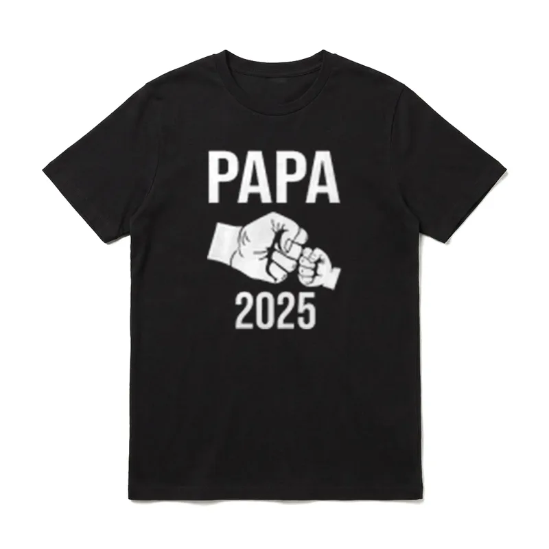 Befördert Zur Papa 2025 T-Shirt – Schriftzug „PAPA“, Faustgruß groß und klein, „2025“ – Klassisches T-Shirt in Schwarz